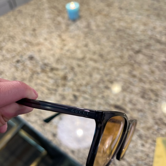 Gucci sunglasses never worn. Comes with case and bag - Picture 3 of 7